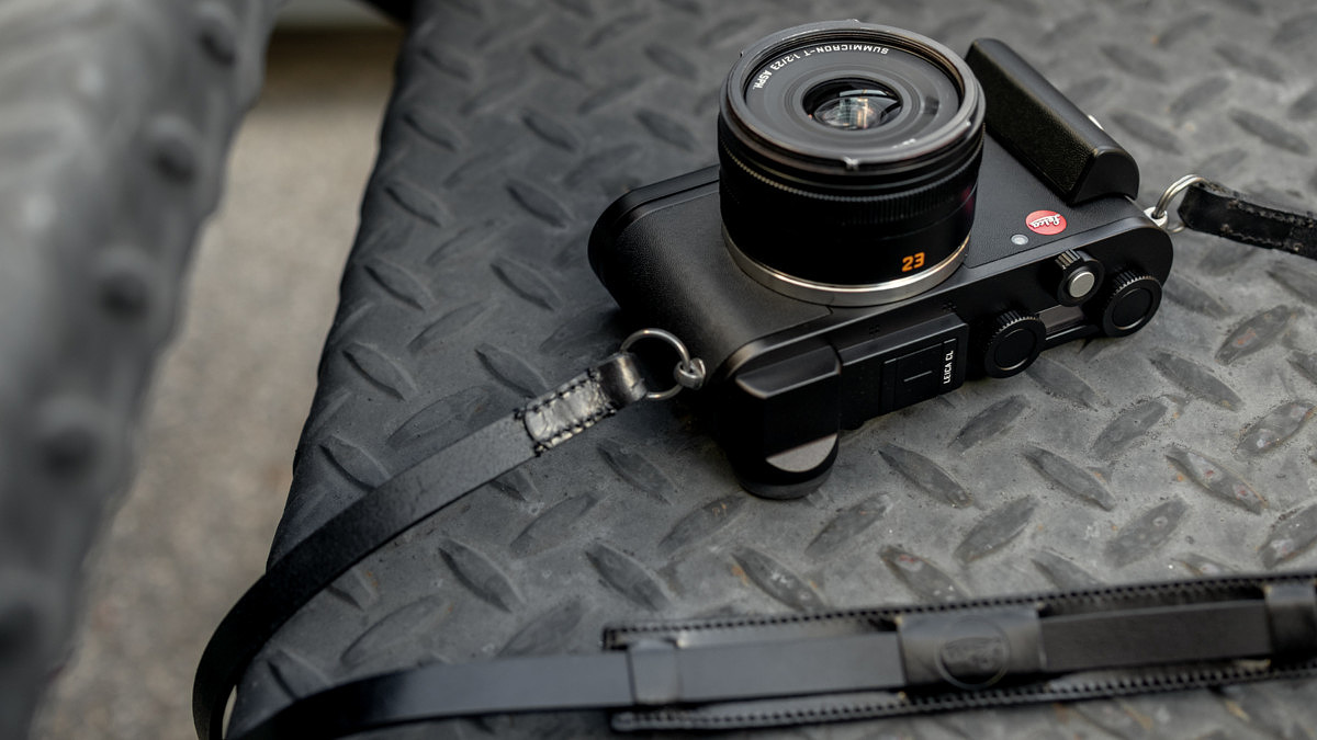 LEICA Barnack Berek Blog: CL 'STREET KIT' WITH 23MM LENS, GRIP, STRAP AND EXTRA BATTERY