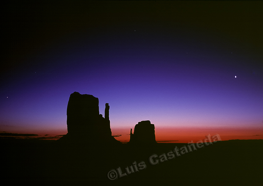 monument-valley-sunrise-utah-usa-leica-r7