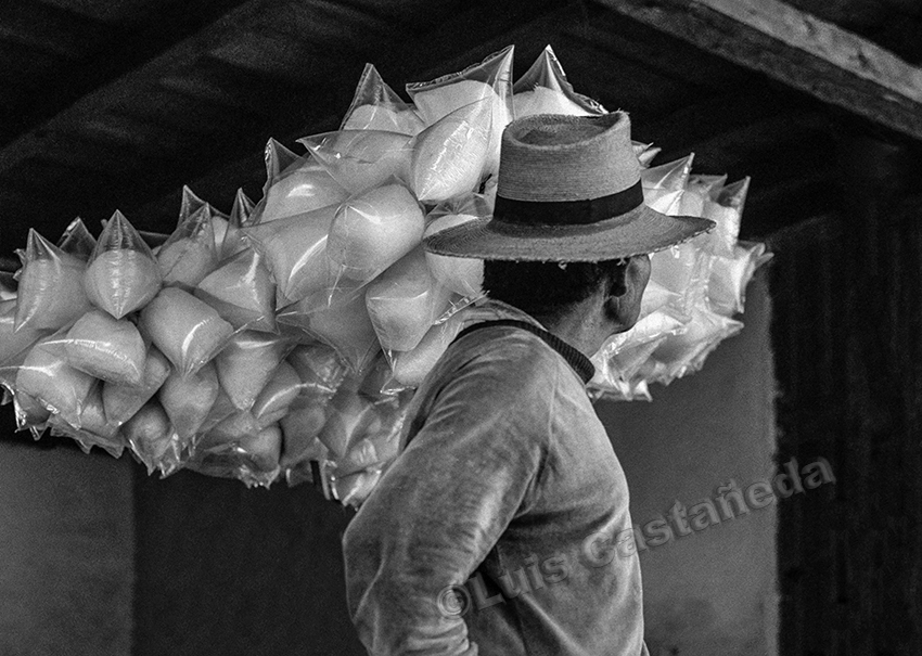 bw-1065-chichicastenango-market