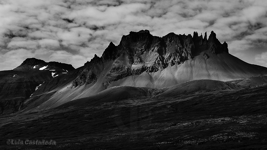 mountain-range-at-berufjorour-estuary-iceland